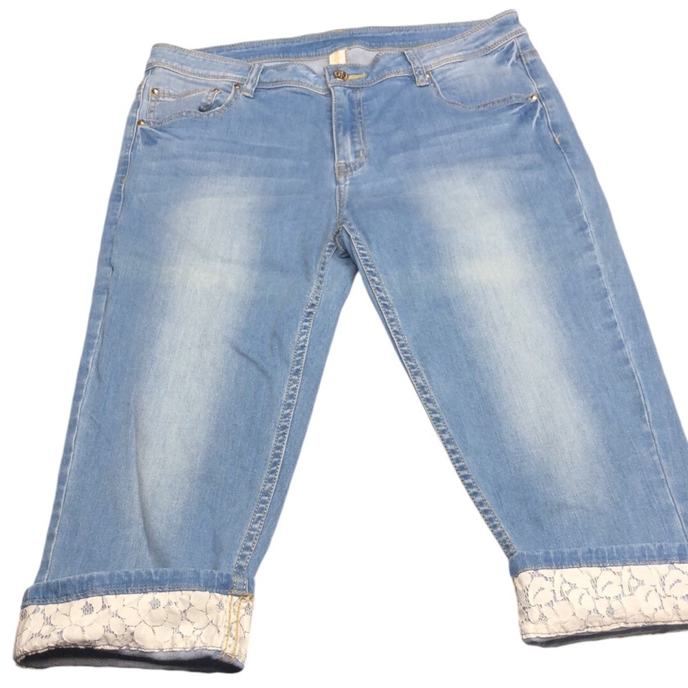 LIKE NEW YISHION LIGHTWASH LACE CUFF DENIM CAPRIS 14/32x17 ⭐️